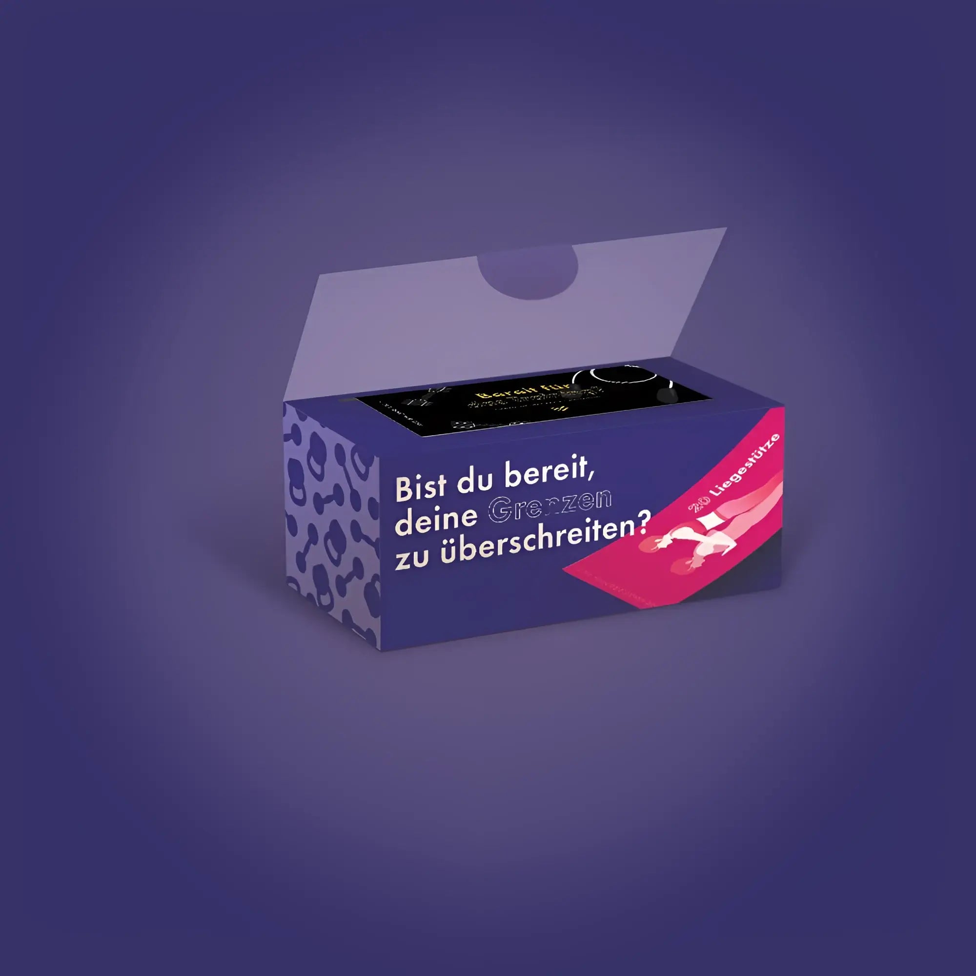 Lila box mit leopardmuster und pinker schleife mit deutscher beschriftung challenge box 30 fitness herausforderungen kartenspiel