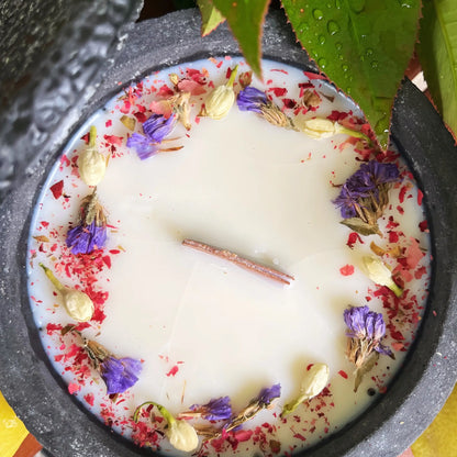 Citronella Sommerkerze im Betongefäß – Stilvolle Sojawachskerze Betonfeuer mit Blütenverzierung & hochwertigem