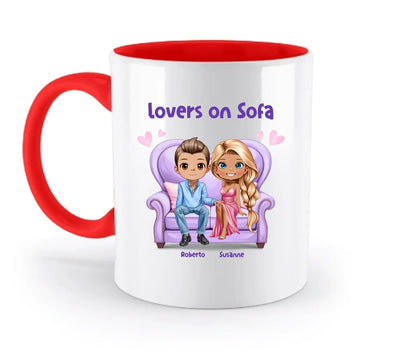 Weiße keramiktasse mit rotem griff und innenrand, bunte cartoonillustration von zwei liebenden auf lila sofa, personalisiert