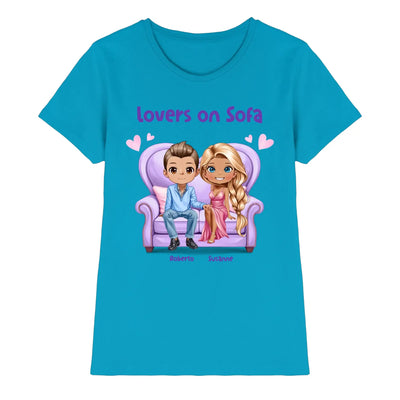 Eine türkise damen t shirt mit cartoon grafik von zwei liebenden auf lila sofa und text lovers on sofa