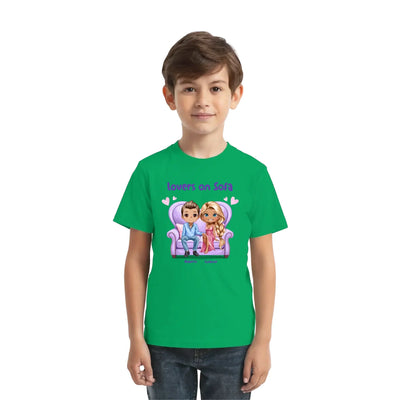 Grünes kurzarmshirt mit cartoon von zwei charakteren auf sofa und text lovers on sofa aus der statement-collection