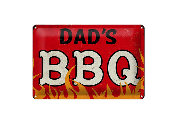 Rotes vintage-metallschild dads bbq mit weißen und schwarzen buchstaben und orangen flammengrafiken 20x30cm