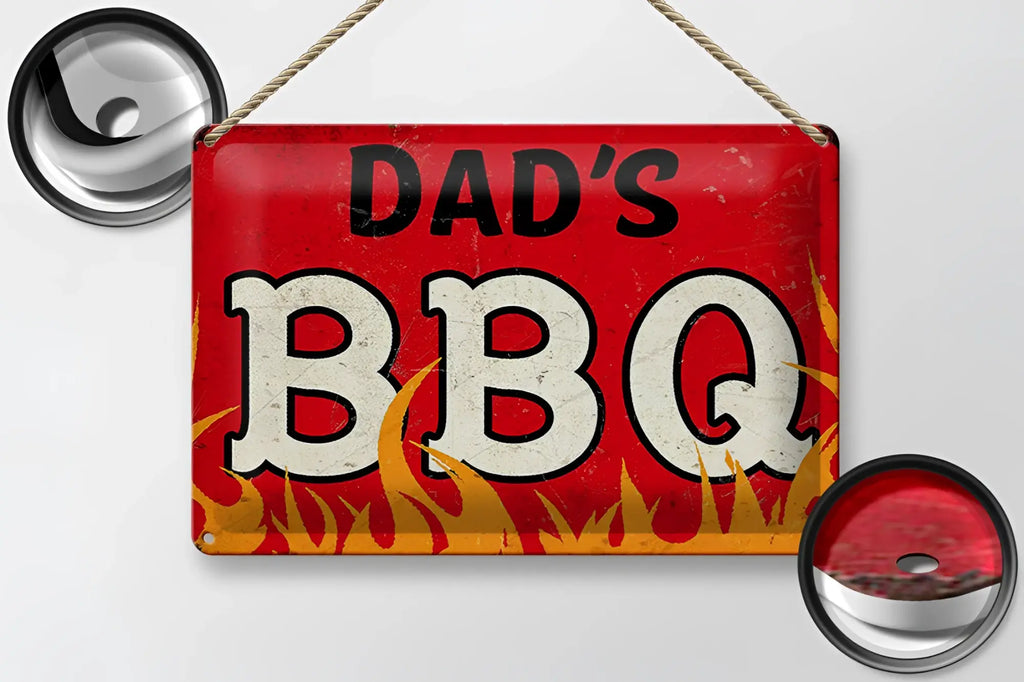 Rotes vintage-metallschild dads bbq mit weißer und schwarzer beschriftung und orangen flammenrahmen 20x30cm