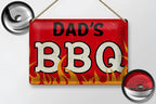 Rotes vintage-metallschild dads bbq mit weißer und schwarzer beschriftung und orangen flammenrahmen 20x30cm