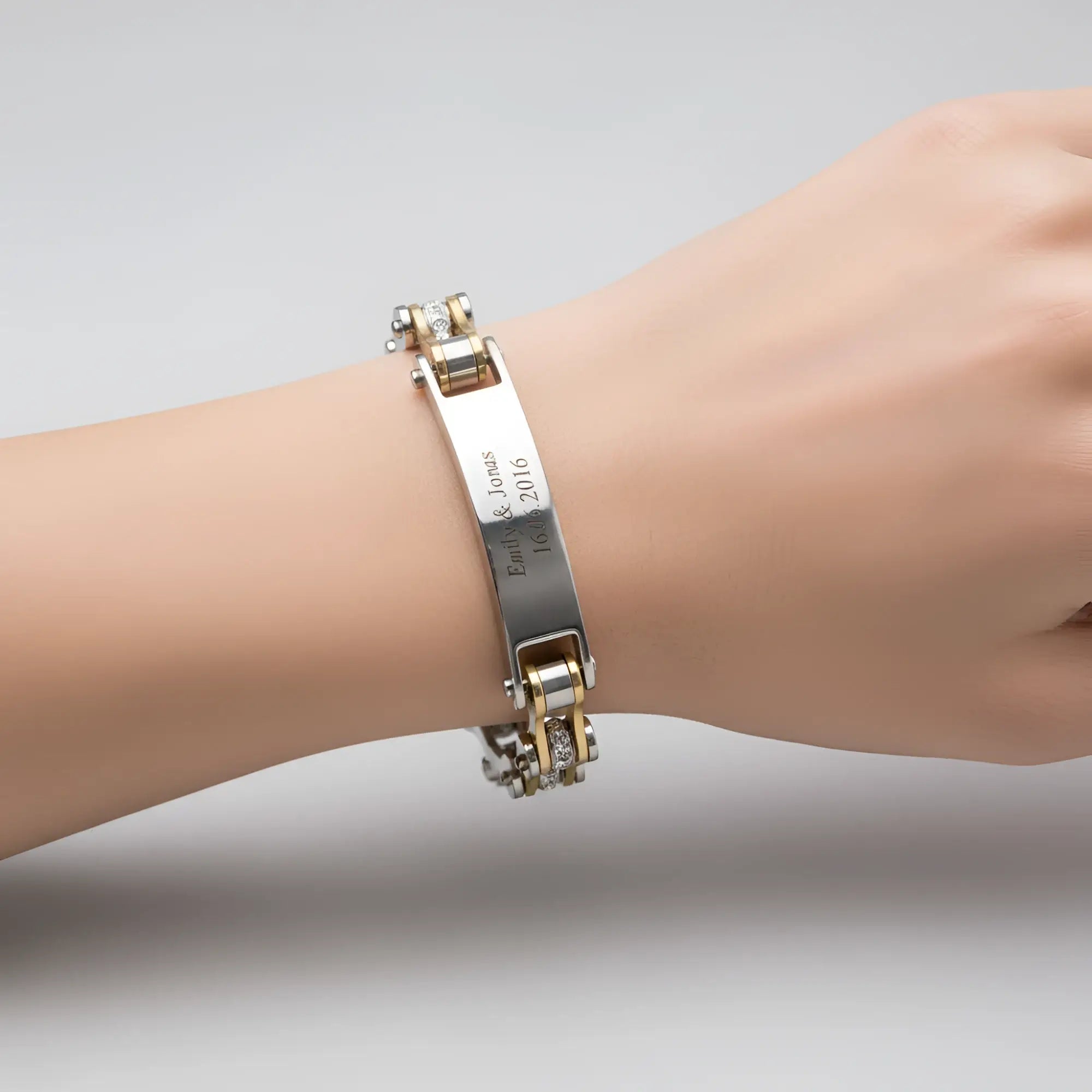 Damen armband biker-kette gold aus metall mit gravurplatte und diamantbesetzten gliedern personalisiert