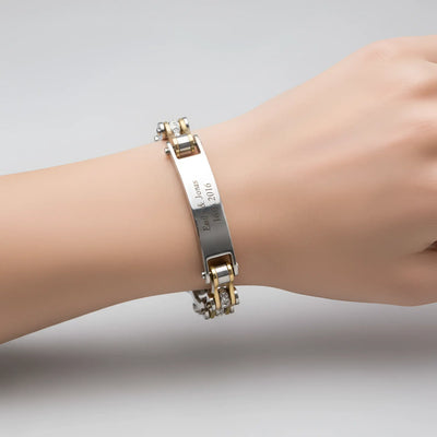 Damen armband biker-kette gold aus metall mit gravurplatte und diamantbesetzten gliedern personalisiert