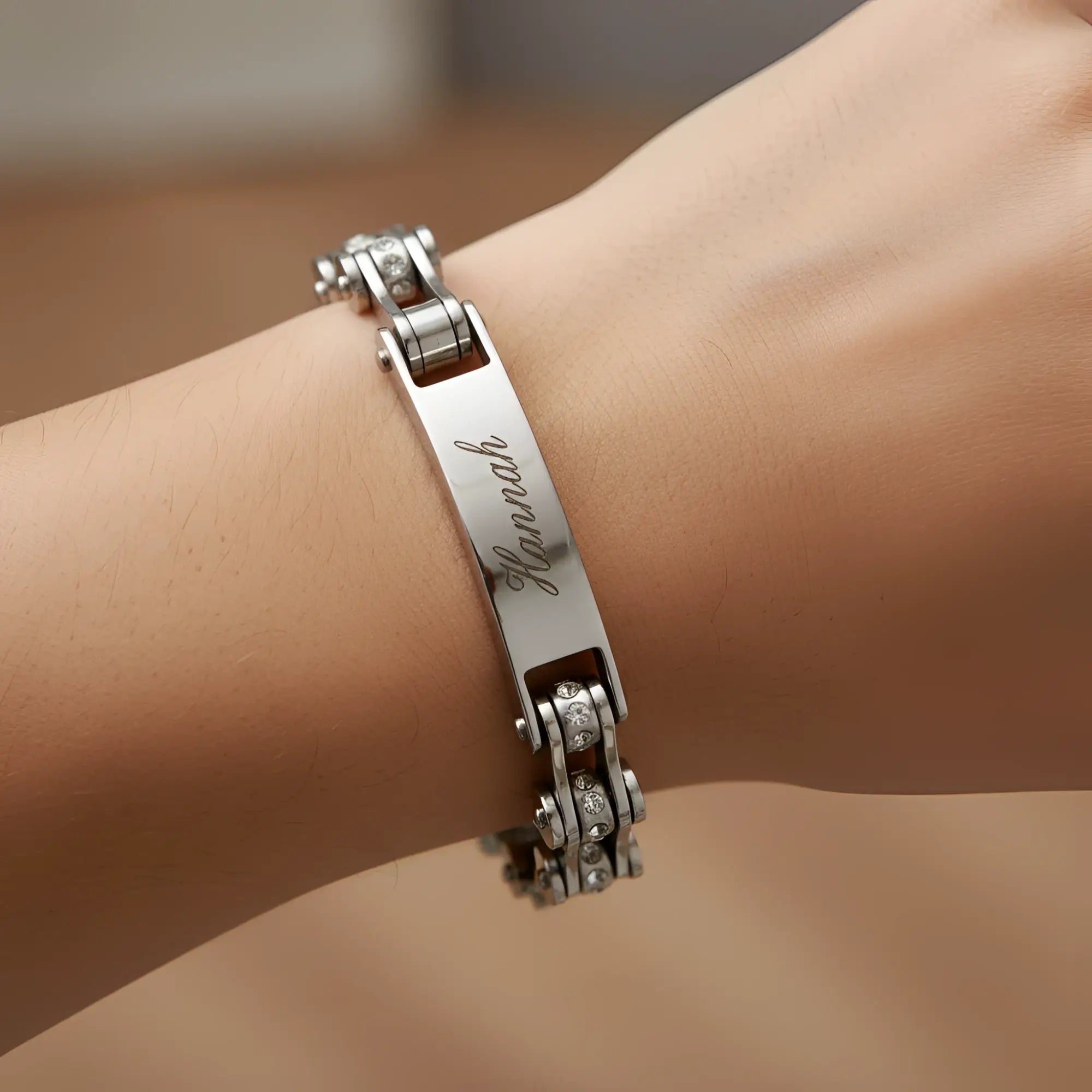 Silbernes damen armband biker-kette aus edelstahl mit graviertem wunschtext hannah und klaren kristallen