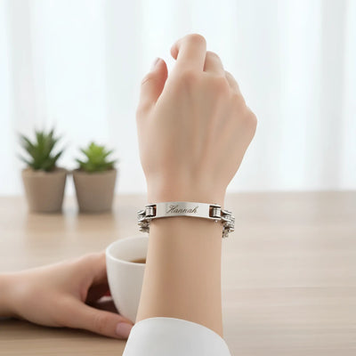 Ein silberfarbenes biker-kette armband mit einer personalisierten namensgravur hannah und funkelnden kristallakzenten