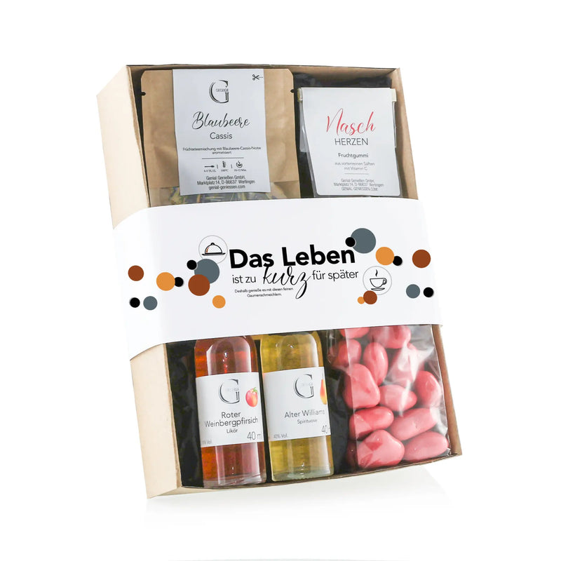 Beige geschenkbox das leben ist zu kurz für später mit zwei fläschchen fruchtlikör und verschiedenen genussmitteln