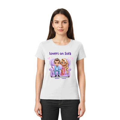 Weißes baumwoll-t-shirt mit cartoon zweier liebender auf lila sofa und text lovers on sofa personalisierbar