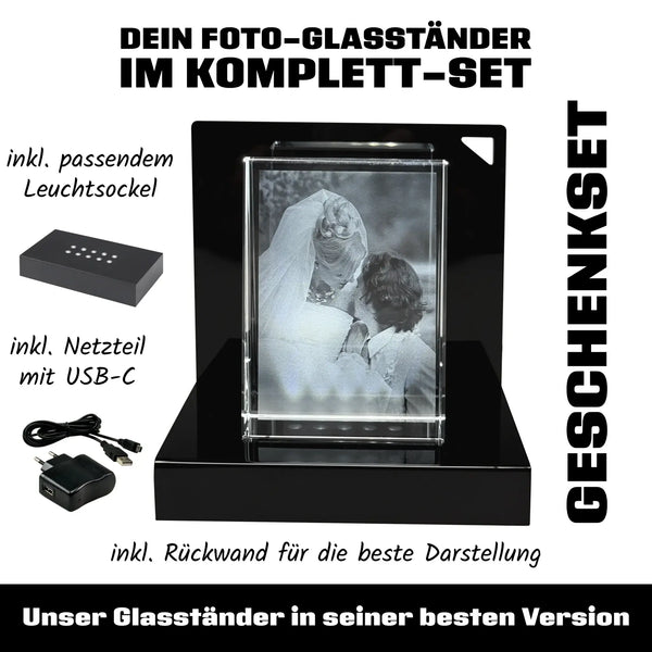 Schwarzer acryl foto glasständer mit klarem beleuchtetem rahmen zeigt schwarz weiß hochzeitsfoto auf 10x8x3 cm