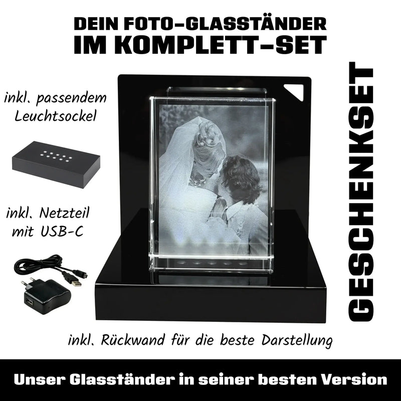 Schwarzer acryl foto glasständer mit klarem beleuchtetem rahmen zeigt schwarz weiß hochzeitsfoto auf 10x8x3 cm