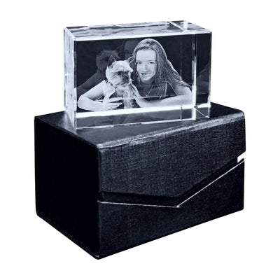 Dein 3d-foto im klaren kristallglasblock mit schwarzweiß lasergravur einer frau mit kleinem hund auf schwarzer basis