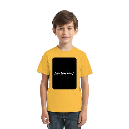 Gelbes kurzarmshirt mit schwarzem rechteckigem grafikprint und weißem dein bild hier text aus der statement collection