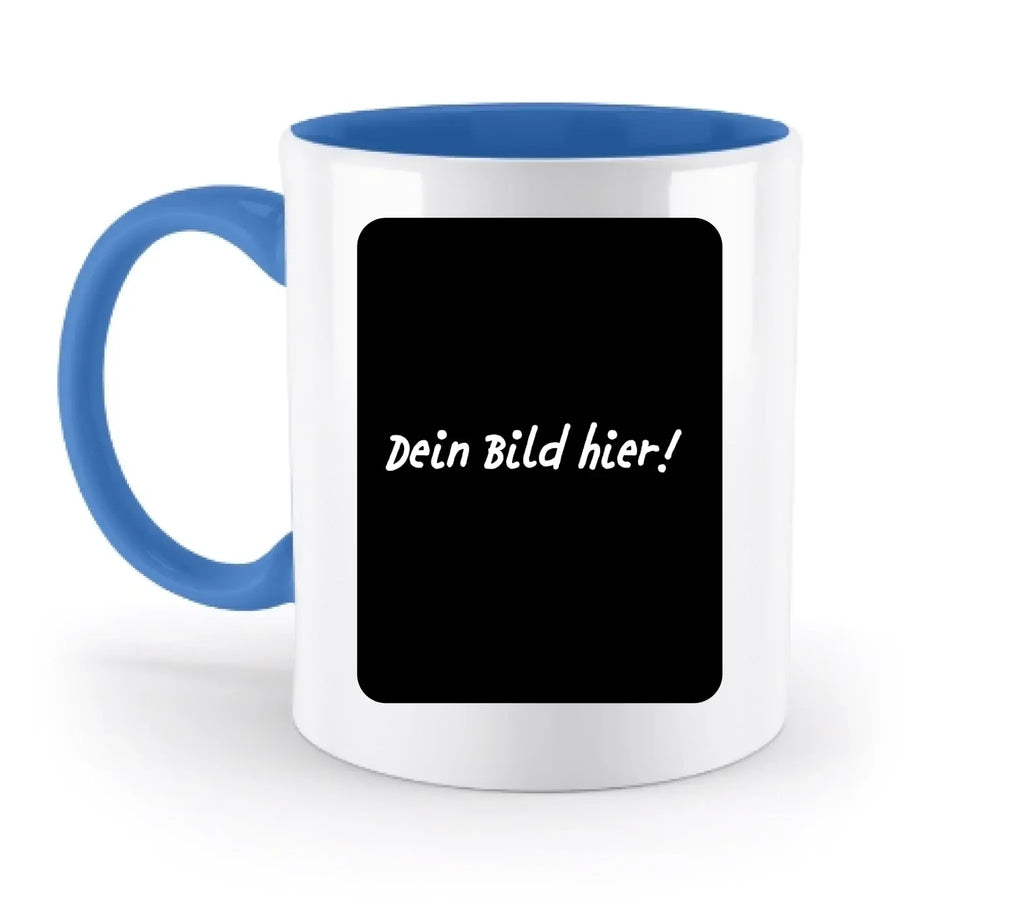 Weiße keramiktasse mit blauem griff und innenfarbe sowie schwarzem feld mit weißer schrift dein bild hier aus der statement collection