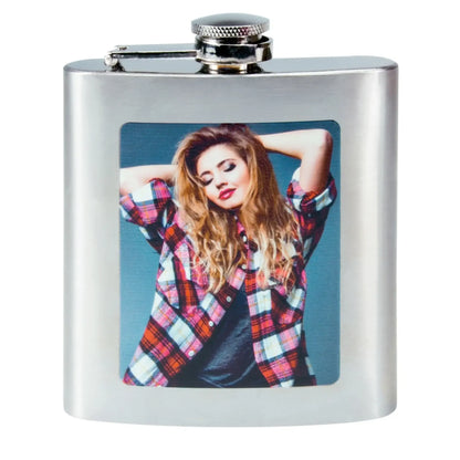 Silberner edelstahl hip flask mit strukturierter schraubkappe und foto einer frau im karierten hemd aus der statement-collection