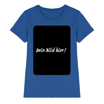 Blaues damen t shirt kurzarm mit schwarzem rechteck patch und weißem text aus der statement collection personalisierbar