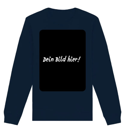 Navyblaues sweatshirt mit langarm und schwarzem rechteckigem patch auf der rückseite mit dem text dein bild hier