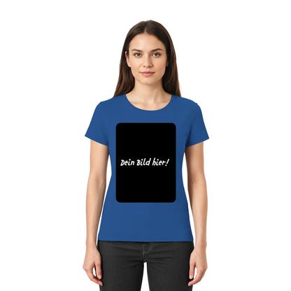 Blaue taillierte damen t shirt mit schwarzem rechteck und weißem text aus der personalisierbaren statement collection