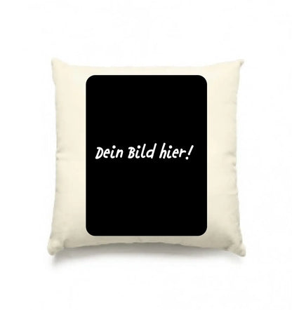 Creamfarbiges quadratisches kissen mit schwarzem rechteckigem zentrum und weißem text dein bild hier personalisierbar