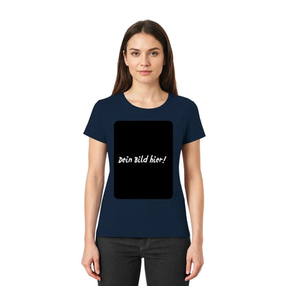 Navyblaues damen kurzarmshirt mit schwarzem rechteckigem patch und weißem dein bild hier text aus der statement collection