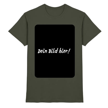 Olivegrünes baumwollshirt mit schwarzem rechteckigem patch und weißem text dein bild hier in kursiver schrift