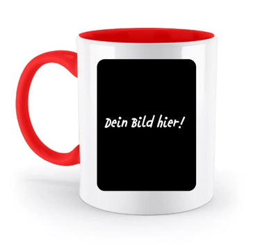 Weiße keramikmug mit rotem griff und innenbereich und schwarzem panel mit text dein bild hier personalisierbar