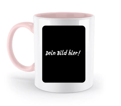 Eine weiße keramiktasse mit pinkem griff und innenfläche und schwarzem schriftfeld de dein bild hier personalisierbar