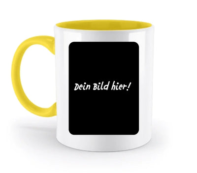Weiße keramiktasse mit gelbem griff und innenbereich und schwarzem schriftfeld dein bild hier aus der statement collection