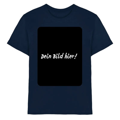 Marine blaue baumwoll t shirt mit schwarzem rechteckigem grafik und weißem kursiv text dein bild hier personalisierbar