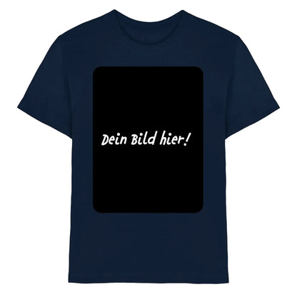 Marine blaue baumwoll t shirt mit schwarzem rechteckigem grafik und weißem kursiv text dein bild hier personalisierbar