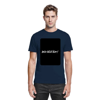 Marine blaue baumwoll t shirt mit schwarzem rechteckigen motiv und weißem text dein bild hier personalisierbar
