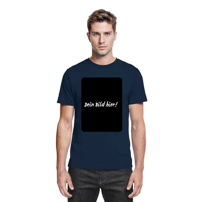 Marine blaue baumwoll t shirt mit schwarzem rechteckigen motiv und weißem text dein bild hier personalisierbar