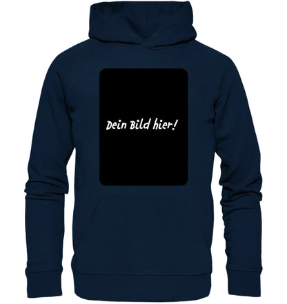 Navyblaues kapuzensweatshirt hinten mit schwarzem rechteckigem patch und weißem schriftzug dein bild hier personalisierbar