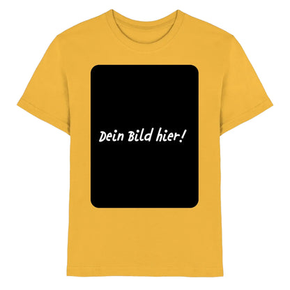Ein senfgelbes baumwollshirt mit schwarzem rechteck und weißem schriftzug dein bild hier auf der brust