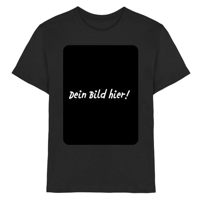 Schwarzes baumwoll-t-shirt mit zentralem schwarzen rechteck und weißem kalligraphischem text dein bild hier