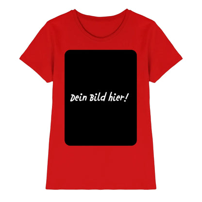 Rotes damen t shirt kurzarm mit schwarzem rechteckigem aufnäher und weißem text aus der statement collection