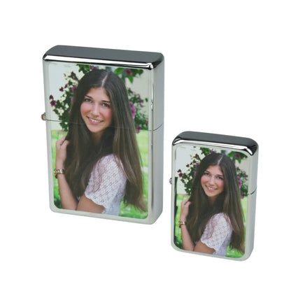 Silberner zippo leichter mit personalisiertem foto einer lächelnden frau in weißer spitzenbluse vor gartenkulisse