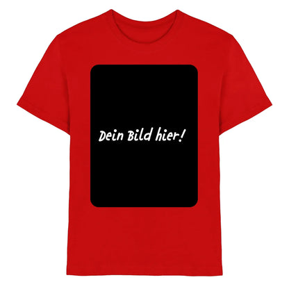 Rotes baumwollshirt mit schwarzem rechteck und weißem text aus der statement-collection zum personalisieren