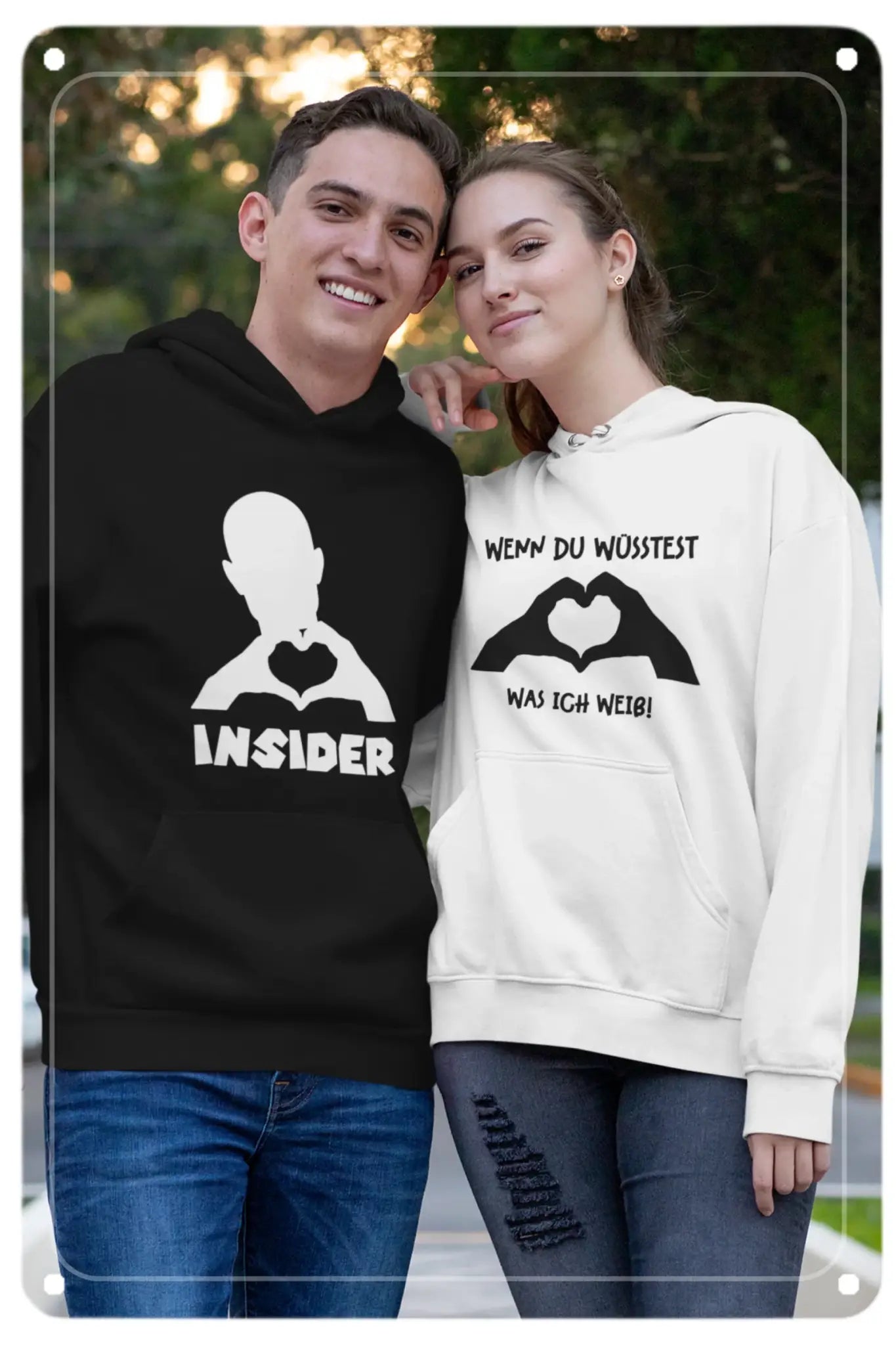 Schwarz weißes hoodie set mit grafischen designs aus silhouetten und herzen für ein passendes look auf einem gewölbten blechschild 20x30 cm hochformat