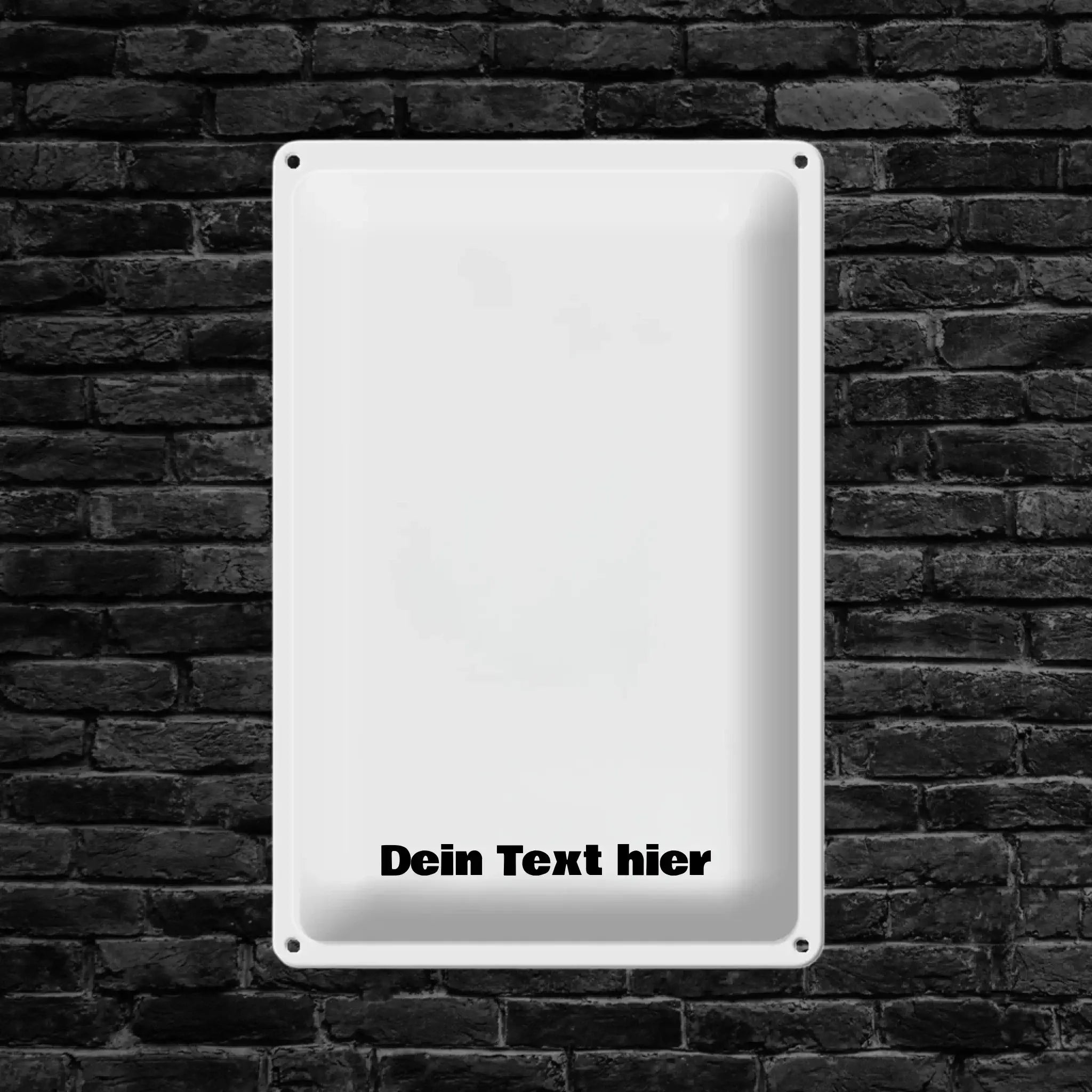 Weißes rechteckiges gewölbtes blechschild 20x30 cm mit schwarzen text am unteren rand und vier eckenbohrungen