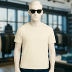 Beige crew-neck unisex premium t-shirt aus bio-baumwolle auf mannequin für damen und herren