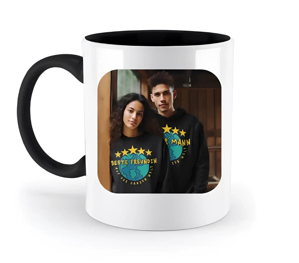 Weiße keramiktasse 330ml mit schwarzem griff und innen, bedruckt mit foto von zwei personen in gleichen hoodies