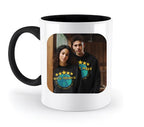 Weiße keramiktasse 330ml mit schwarzem griff und innen, bedruckt mit foto von zwei personen in gleichen hoodies