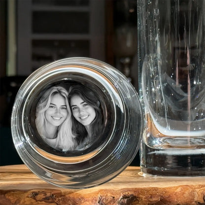 Klarer glas-fotorahmen mit kreisförmigem, geriffeltem design und schwarz-weiß-porträt in dein foto im glas longdrink 400ml