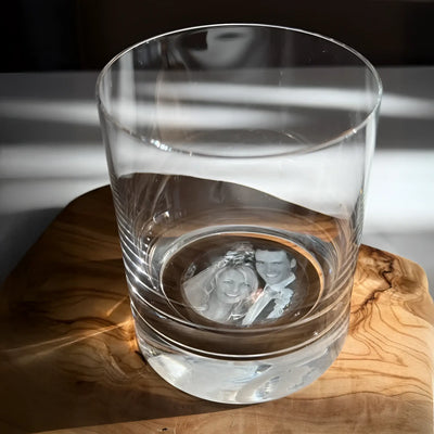 Clear glas whiskey tumbler mit kreisförmiger gravur eines lächelnden paareporträts auf dem boden dein foto im glas 400ml