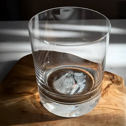 Clear glas whiskey tumbler mit kreisförmiger gravur eines lächelnden paareporträts auf dem boden dein foto im glas 400ml