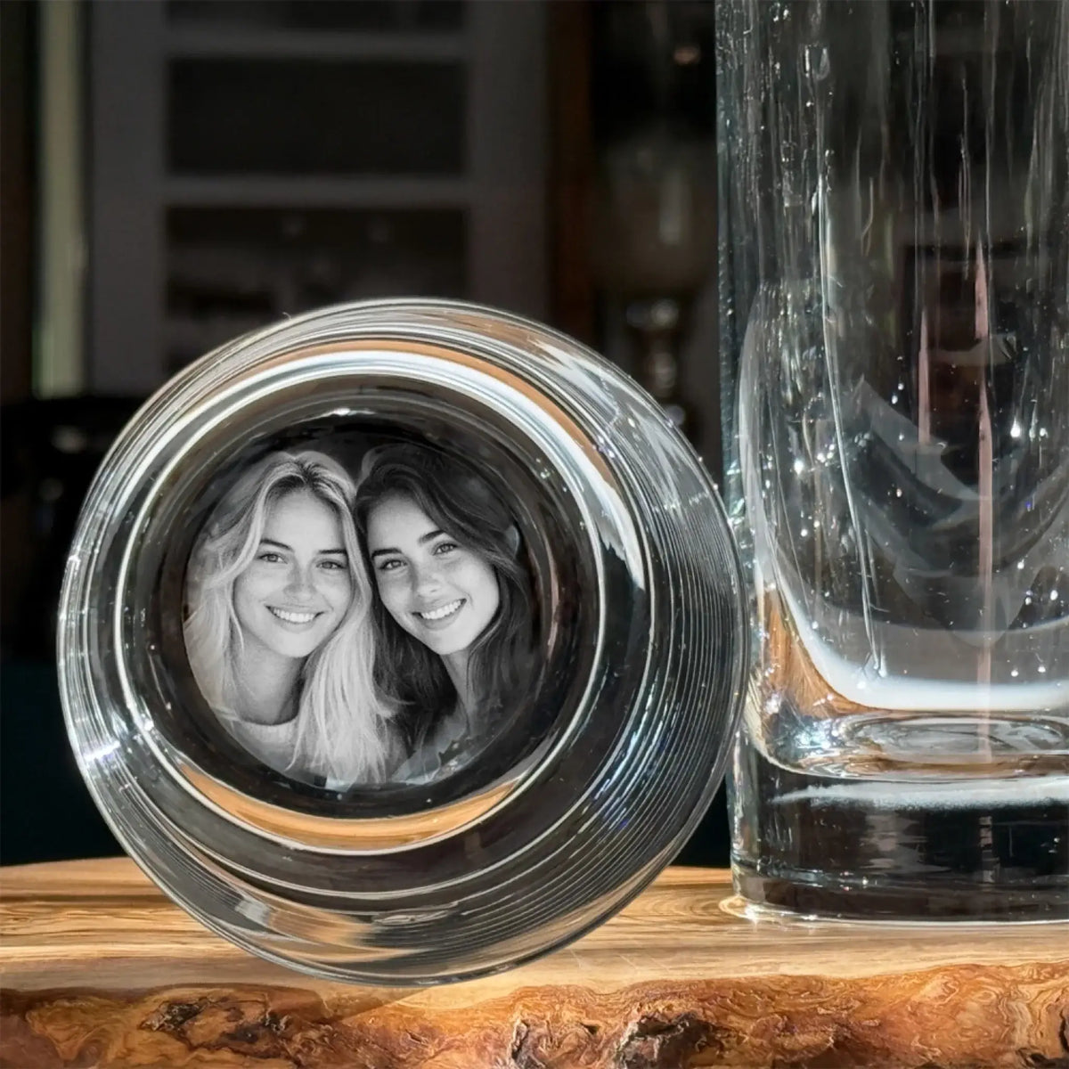 Klarer glas trinkglas mit rundem, geriffeltem design und schwarzweiß portrait zweier lächelnder frauen im dein foto im glas set