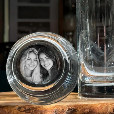 Klarer glas trinkglas mit rundem, geriffeltem design und schwarzweiß portrait zweier lächelnder frauen im dein foto im glas set