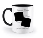 Weiße keramikmug mit schwarzem griff und innenraum sowie zwei schwarzen rechteckigen foto slots zum personalisieren